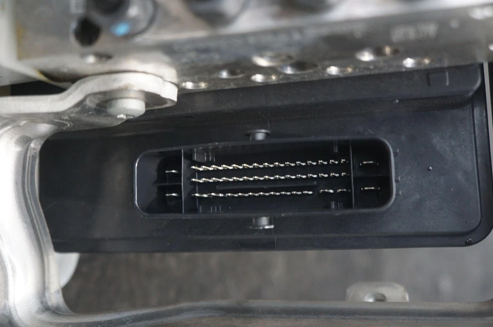 Anti Lock Brake ABS Pump Module OEM 87854941 Cadillac Escalade Esv 2023 - Image 2 of 4