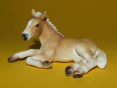 20) Schleich Pferd Pony Haflinger Fohlen liegend 13292 Germany - Bild 1 von 4