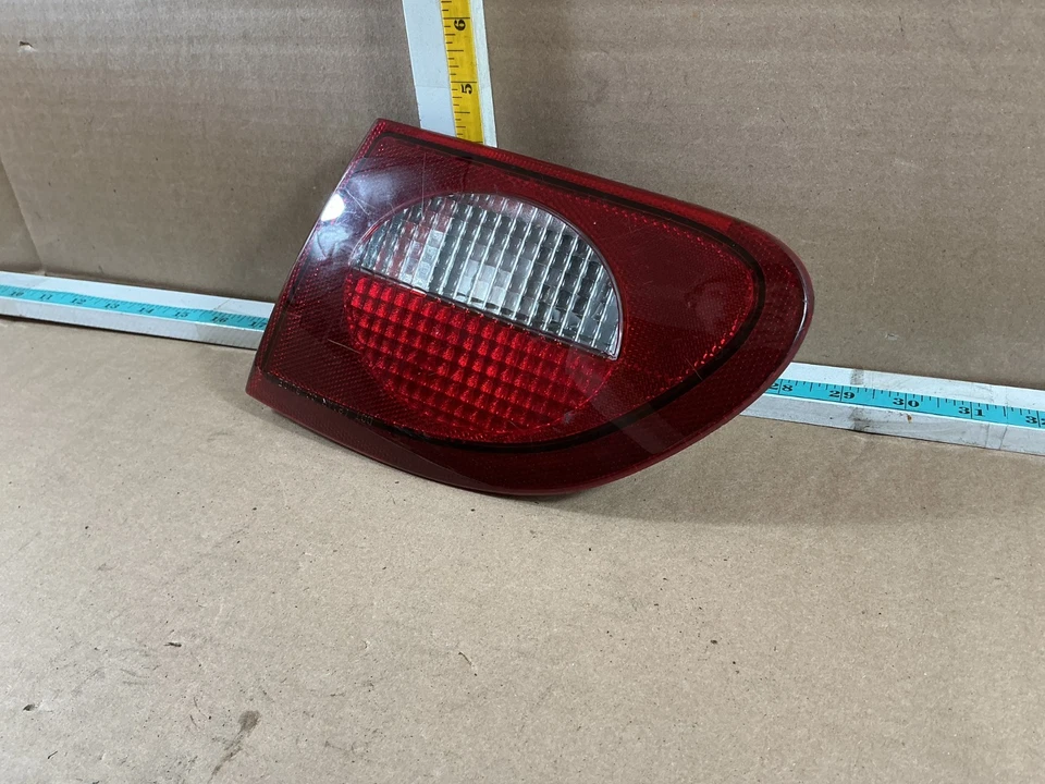 Chevrolet Cavalier 2000-2002 luz trasera montada en la tapa del maletero del lado derecho del pasajero Foto 2 de 4