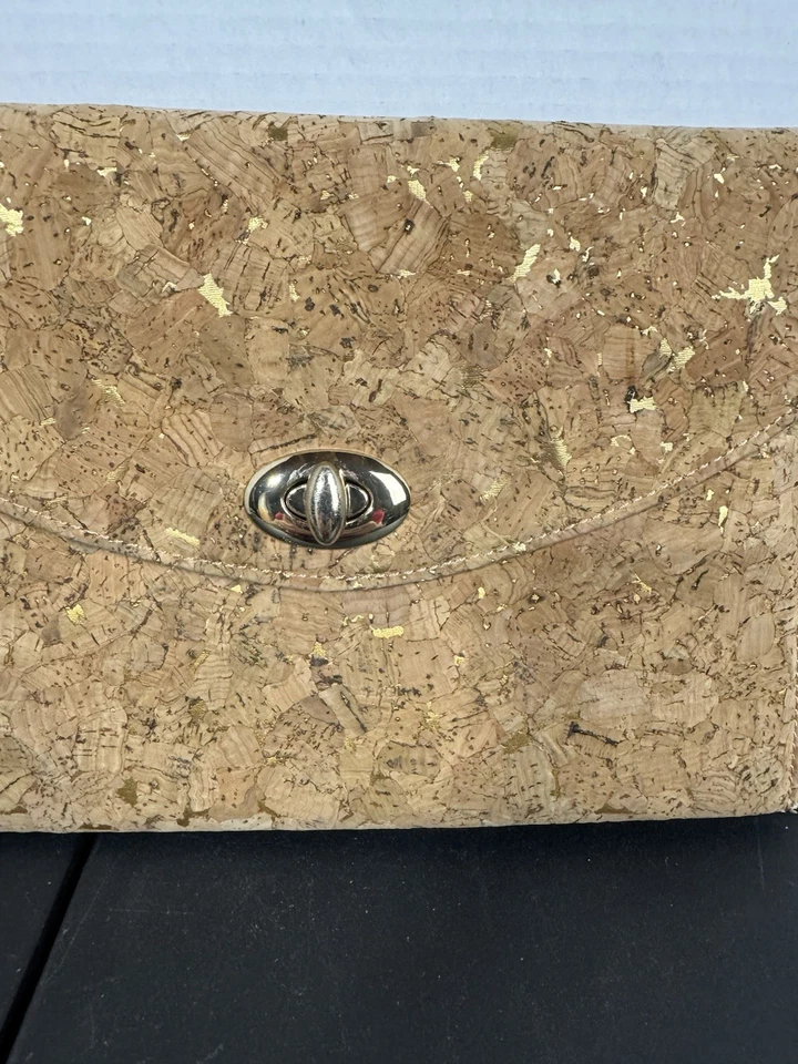 Bolso de Mano Street Level 12.5"x 8" Corcho Colorido con Correa de Muñeca de Corcho Foto 3 de 4