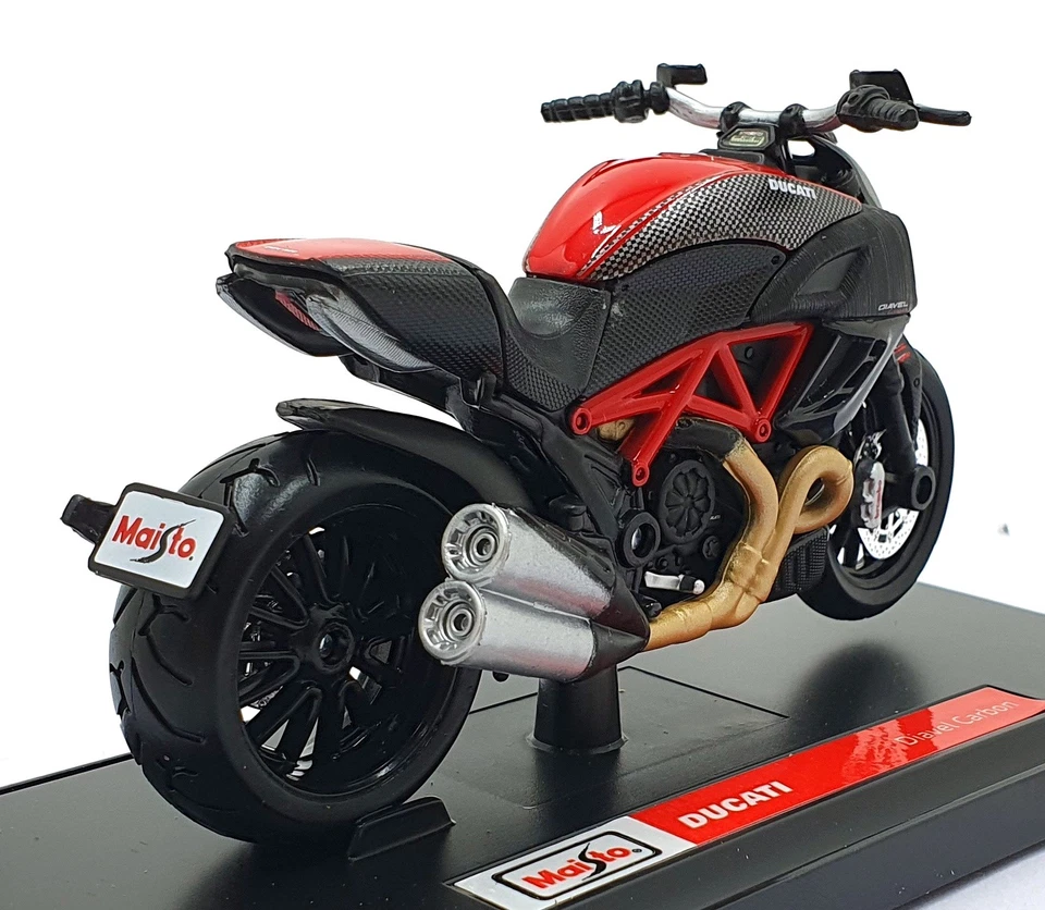 Maisto 1/18 Scale 39300 - Ducati Diavel Carbon Motorbike - Black/Red - Image 2 of 4
