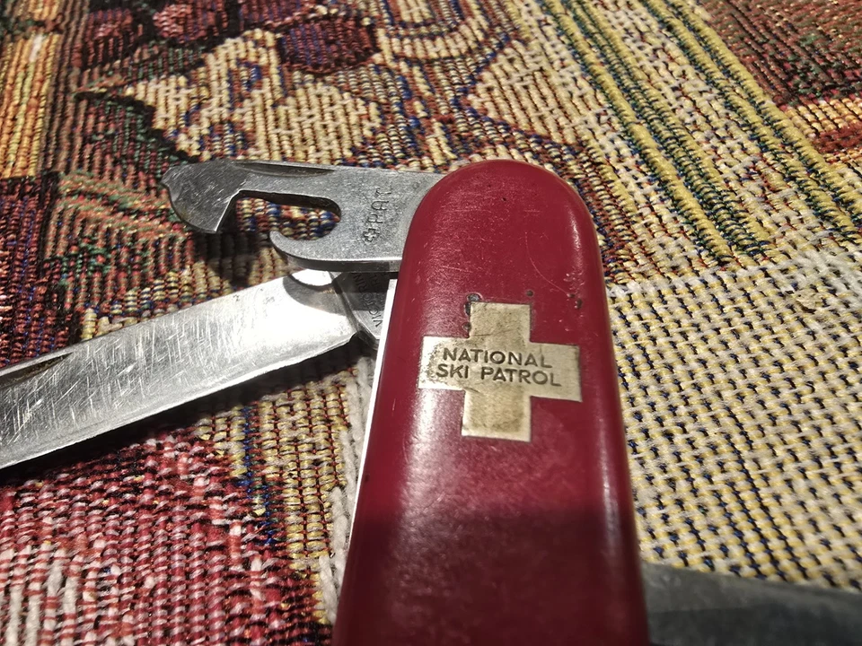 SWISS ARMY VICTORINOX OFFICIER SUISSE SWITZERLAND NATIONAL SKI PATROL KNIFE RARE - Image 3 of 4