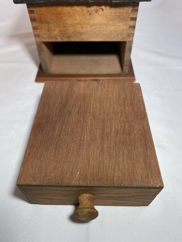 VINTAGE KAFFEEMÜHLE SCHWALBENSCHWANZHOLZ MIT SCHUBLADE & VERZIERTES GUSSEISEN TOP - Bild 9 von 10