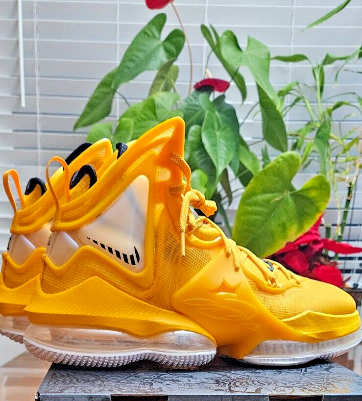 Men - Nike LeBron 19 -University Gold / Black