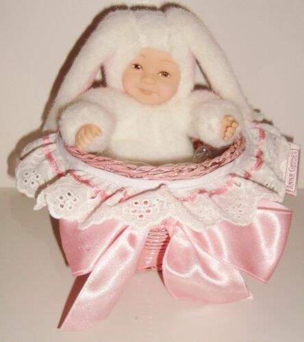 Heless – Grenouillère Poupée Bunny Lou – Velours Doux – Taille 35-45 Cm – Fermeture Velcro – Cintre Bois