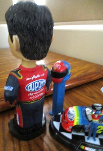 JEFF GORDON DuPont 24 Lot: 2002 Bobble Dobble Doll 7"; Pez Dispenser; 1:43 Car - Picture 15 of 18