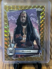 2025 Topps Chrome WWE - Solo Sikoa #17 Gold Geometric Refractor /50