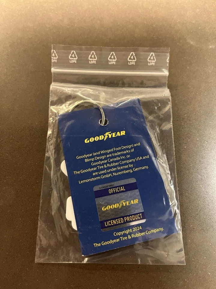 Chaveiro de borracha Goodyear desde 1925 100 anos dirigível frete grátis - Imagem 2 de 2