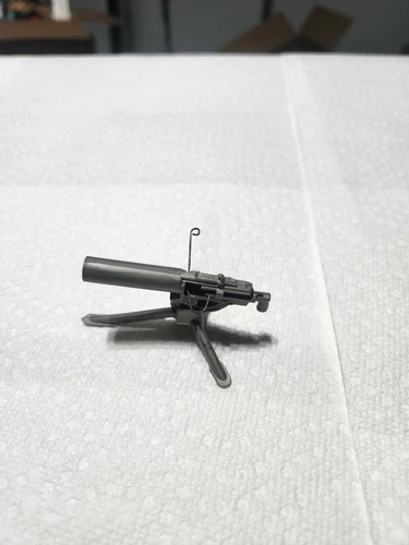 A MARX BATTLEGROUND DESERT FOX SILVER FIRING MACHINE GUN WITH INTACT TRIPOD. F