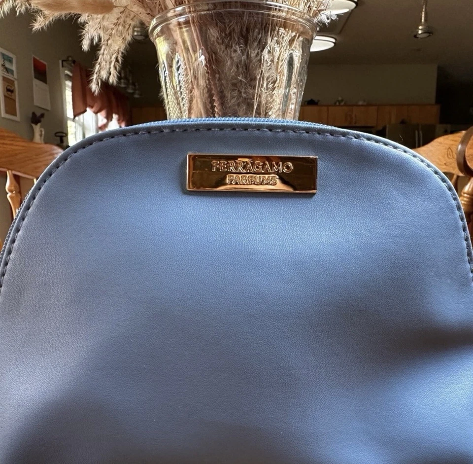 Bolso de cosméticos Salvatore Ferragamo azul claro para mujer Foto 2 de 4