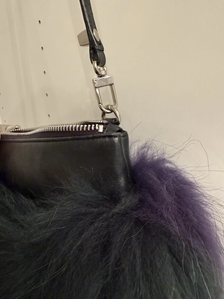 Emm Kuo 钱包 - MAJORELLE POUCH 蓝色狐狸毛皮 — 第 2/4 张图片