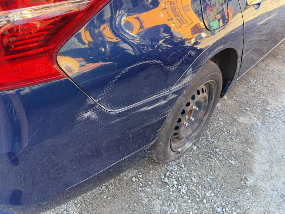 Cubierta de parachoques trasero azul Nissan Sentra 2016-2019 Foto 3 de 4