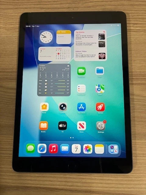 Apple iPad 8th Gen 32GB, Wi-Fi, 10.2in Space Grey Tablet ( IOS 26.0 ) - Image 2 of 4