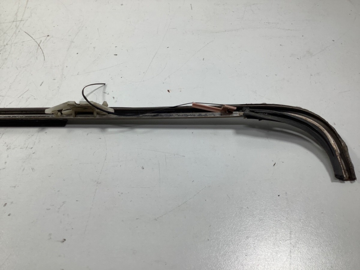 カッティングダイ(中古品) 713 94-97 Honda Accord 4D Left Front Windshield Side Molding Assy