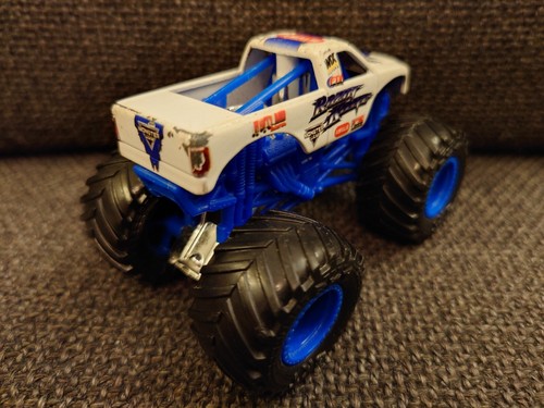Monster Jam 1:64 Razin Kane Blue Rims and Chassis Spinmaster - Picture 5 of 9