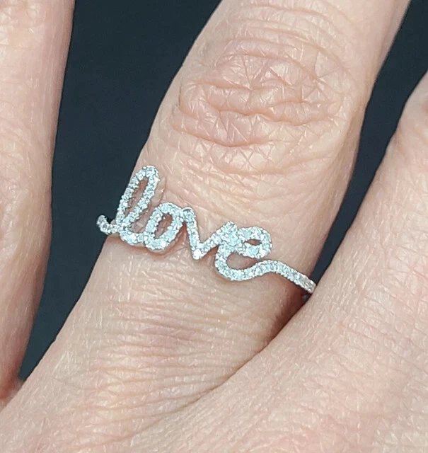 Anillo de aniversario de amor de diamantes creado en racimo de 0,20 quilates enchapado en oro de 10 quilates en plata Foto 2 de 4