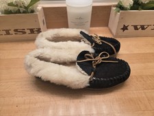 Minnetonka Womens Size 7 Black Alpine Sheepskin Slipper Hard Sole Moccasin