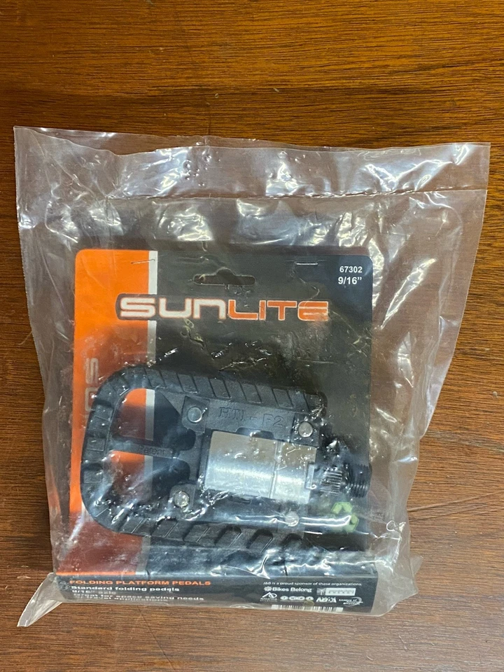 *New* Set of SUNLITE Folding Bicycle Pedals with 9/16" Axel and Reflectors  - Image 2 of 3