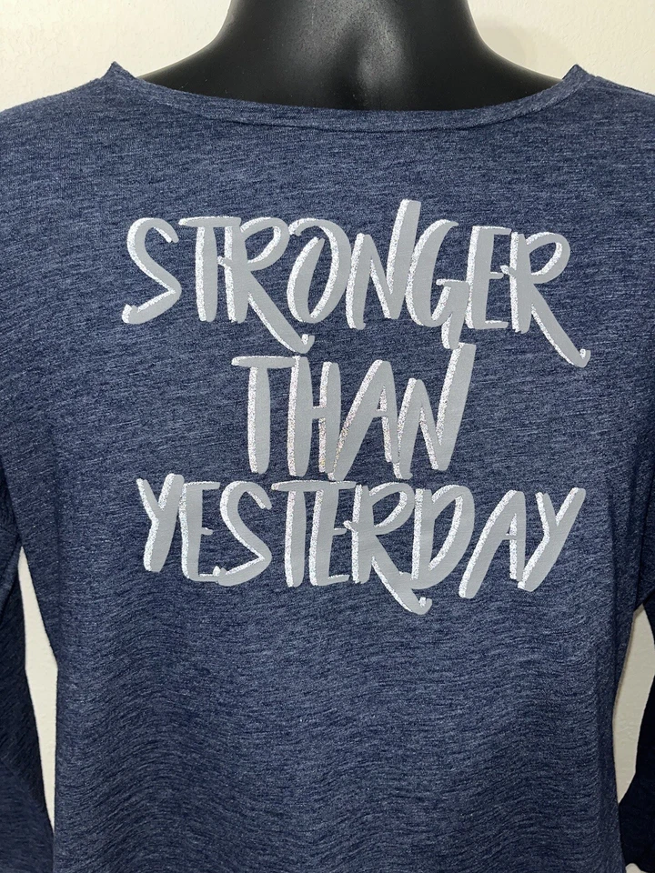 Top BCG estampado más fuerte que ayer mujer pequeño azul manga larga ropa activa T Foto 2 de 4