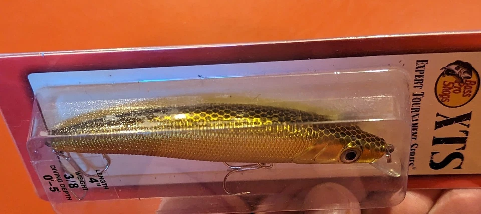 Isca de pesca Bass Pro Shops XTS plugue lápis ouro preto 4" 3/8 oz. #AI100-52 NOVO - Imagem 4 de 4