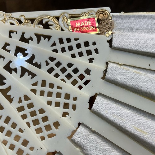 Ventaglio pieghevole vintage Spagna seta tenuto a mano dipinto a mano firmato decorazione celluloide con copertina - Foto 19 di 24