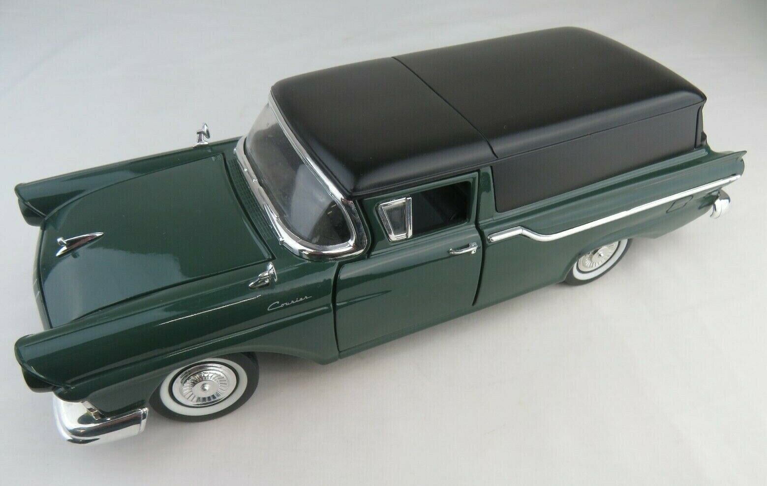 ROAD SIGNATURE 1:18 SCALE DIE CAST GREEN/BLACK 1957 COURIER SEDAN DELIVERY