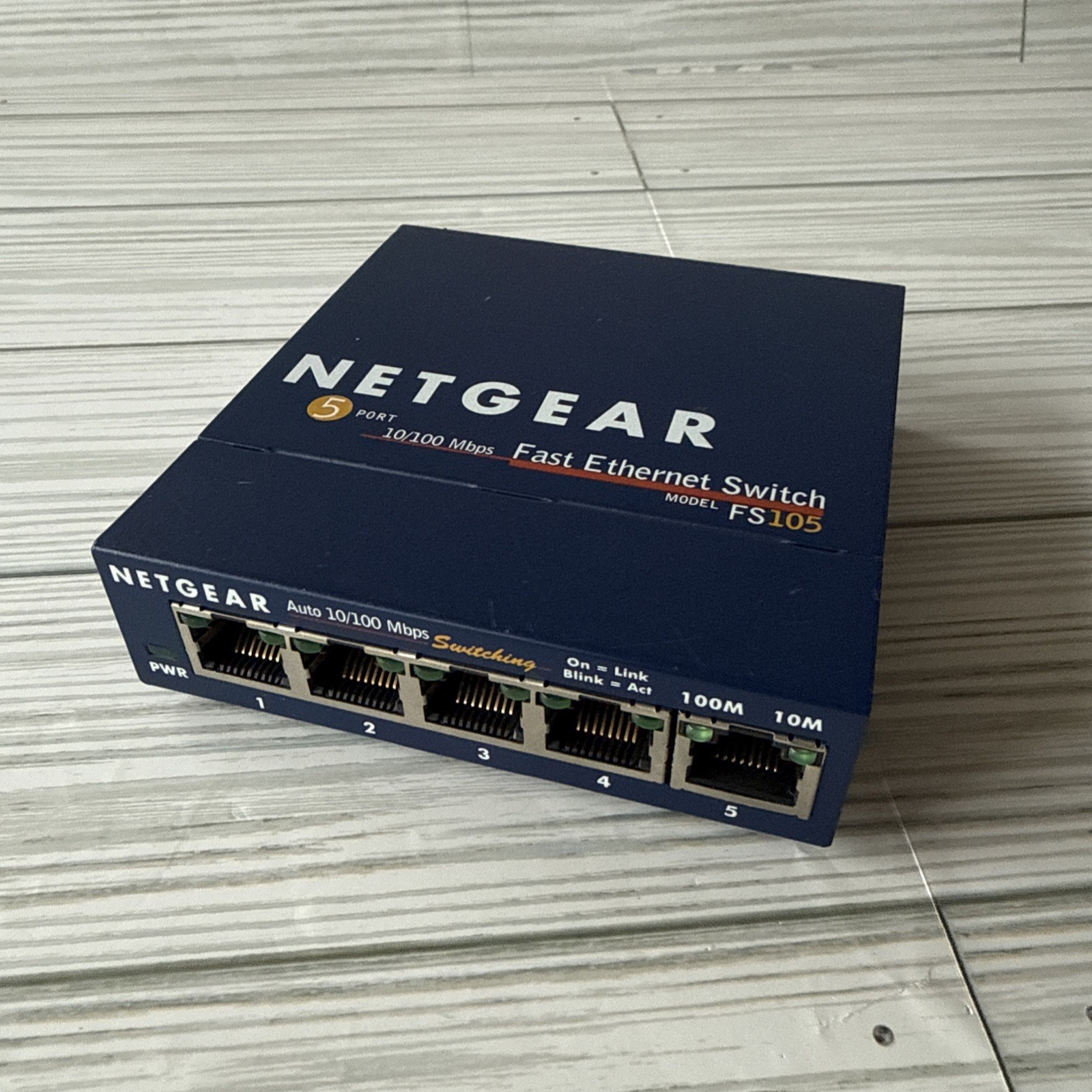 NETGEAR FS105 v2 5-Port 10/100 Mbps Fast Ethernet Switch