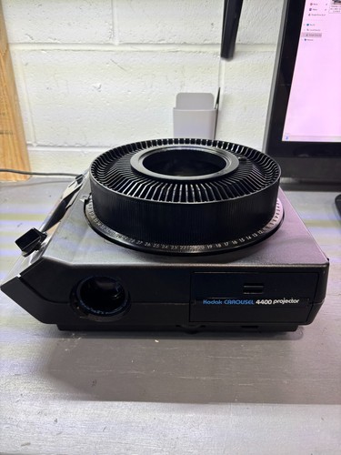 Kodak Carousel 4400 Slide Projector With Tray - Picture 3 of 4