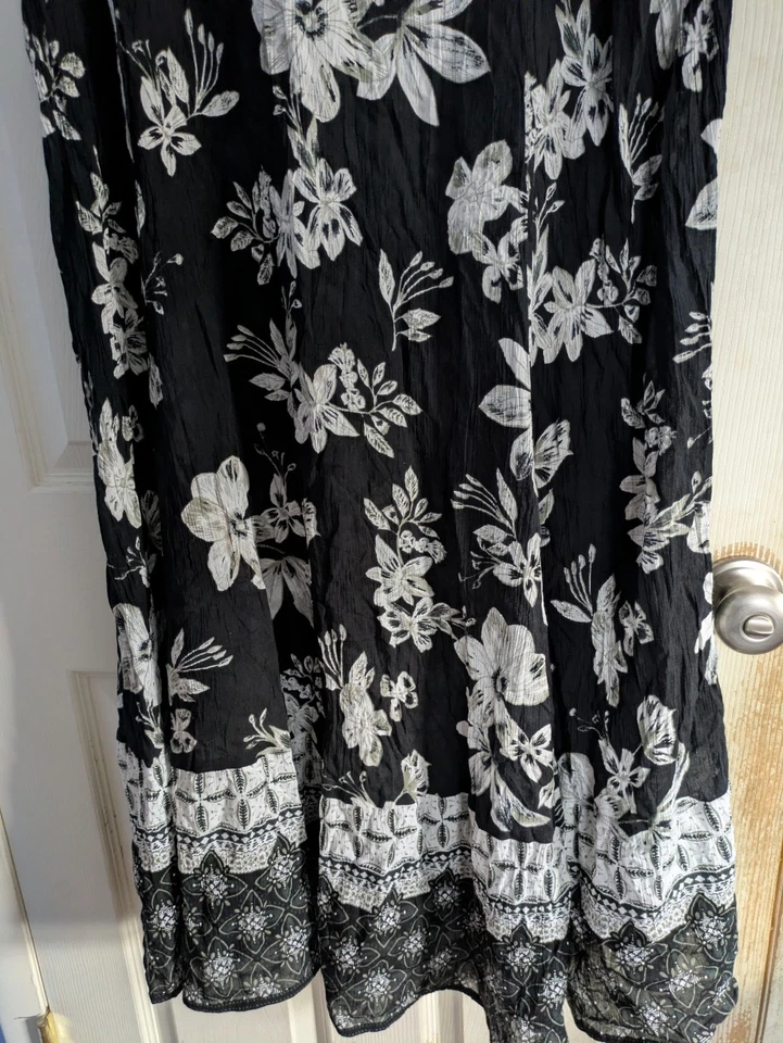 Vestido Artístico Woman Within Boho Talla Grande 22/24 Negro Floral Arrugado Maxi Línea A Foto 2 de 4