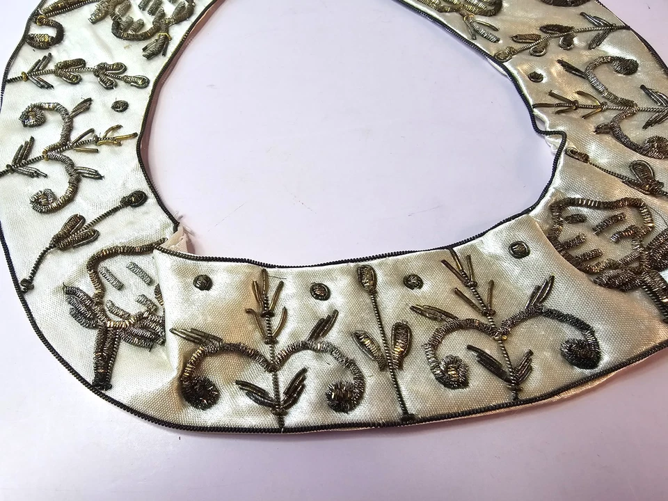 Cuello bordado años 60, satén crema, oro Zardosi 15" Foto 2 de 4