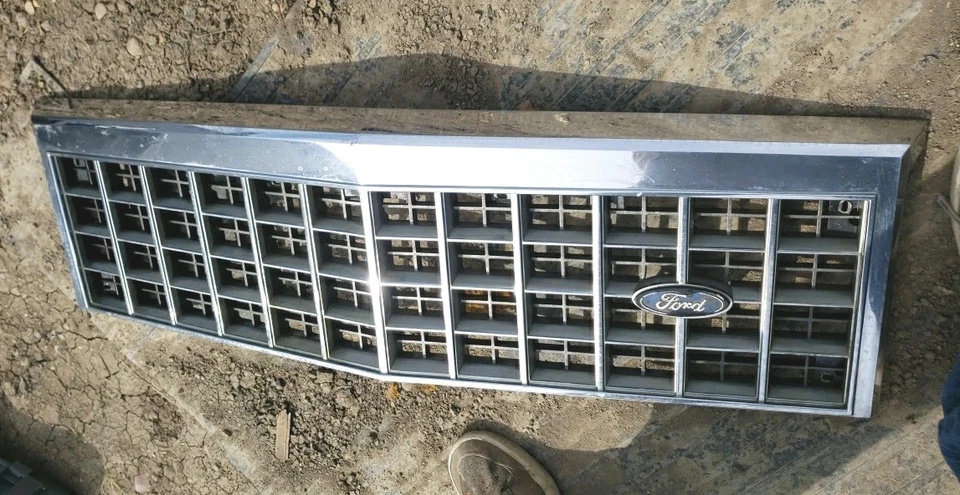 Ford LTD 1979 1980 1981 parrilla delantera. Usado (buen estado) Foto 4 de 4