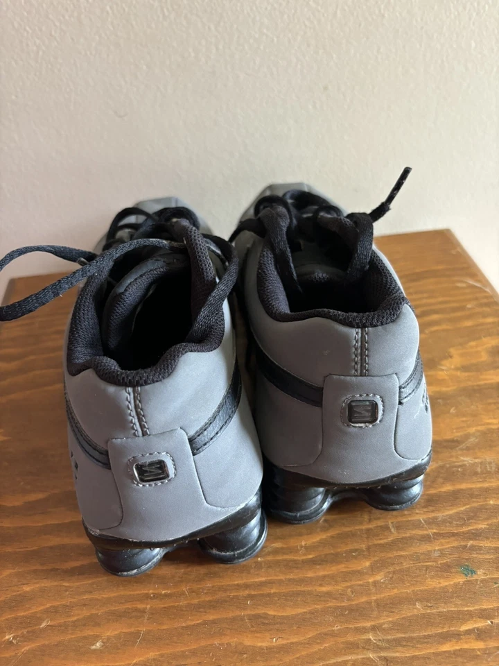 Tenis Broken Nike Shox Youth 3.5Y 615981-004 negro gris Foto 4 de 4