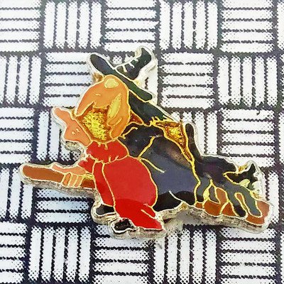 Hexe & schwarze Katze Besenstiel Flug Halloween Anhänger Hügel Pin Anstecker 17 mm x 20 mm
