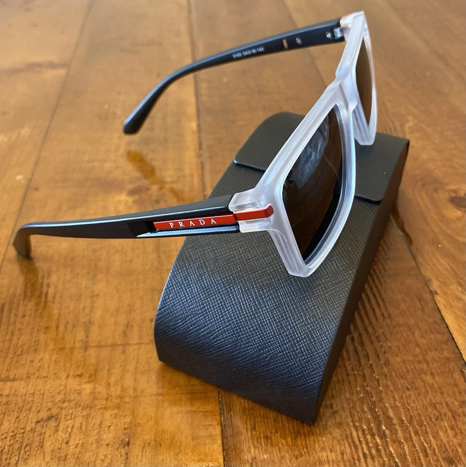 Gafas de sol para hombre Prada transparentes y negras Foto 3 de 4