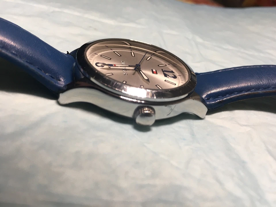 RELOJ TOMMY HILFIGER,HOMBRE,USADO,BUEN ESTADO,FUNCIONA,BATERÍA NUEVA,CUERO 40 Foto 4 de 4