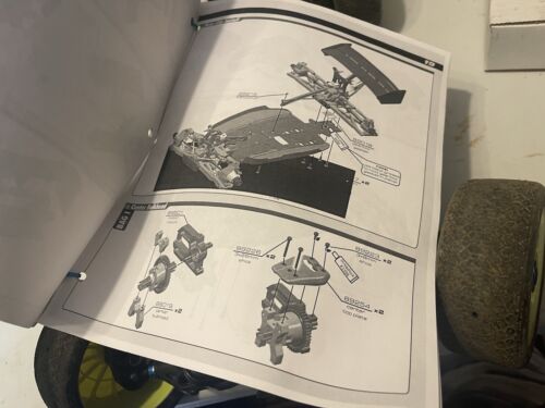 Team Associated RC8 1:8 4WD Nitro Buggy Roller - Picture 8 of 8