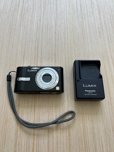 Panasonic Lumix DMC-FX12 7.2MP Digital Camera W/ Charger Tested Black - Picture 2 of 19