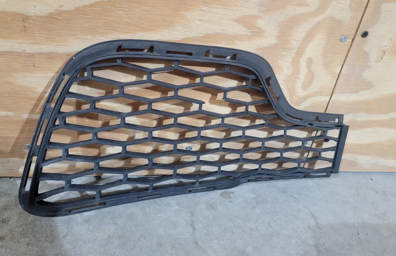 2014 2015 2016 2017 Maserati Ghibli Front Inner Right Bumper Grille Insert OEM 