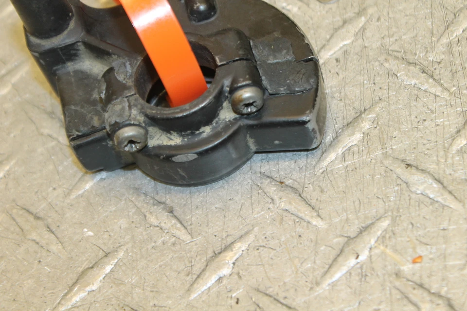 1983 KAWASAKI KX80 THROTTLE HANDLE GUIDE  Foto 4 de 4