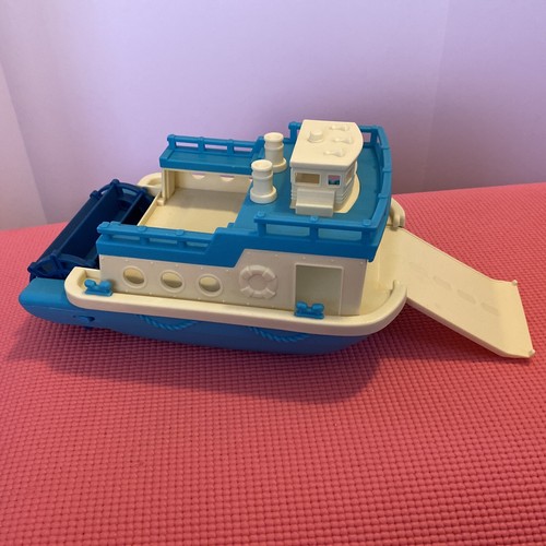 B Toys Spielzeug Fähre Boot Happy Cruisers, Autorampe, Aufziehen mit Schloss, Paddel funktioniert