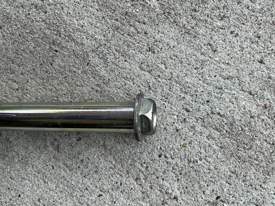 2013 KAWASAKI NINJA 650 EX650E ЗАДНИЙ ПОВОРОТНЫЙ РЫЧАГ БОЛТ ПОДВЕСКА ПОВОРОТНАЯ ОСЬ - Изображение 2 из 3