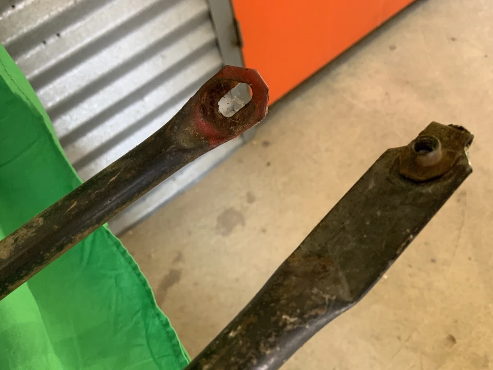 Barras transversales de refuerzo bajo capó Oldsmobile Cutlass 442 salón OEM 76 77 1976 Foto 2 de 3