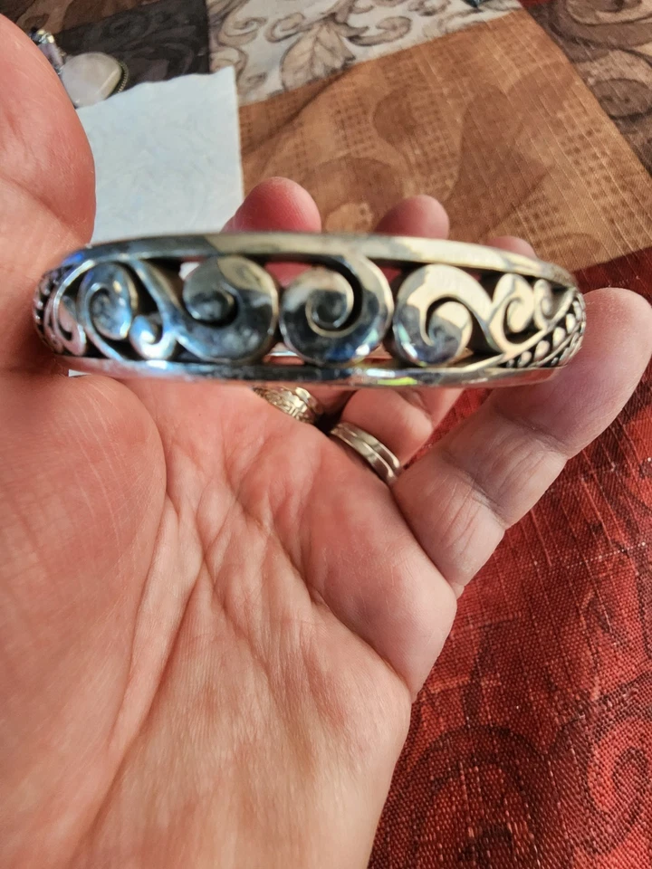 Brazalete Brazalete Brighton Pergaminos Ornamentados Ovalados Deslizables Uno Tono Plateado Desgazamiento  Foto 3 de 3