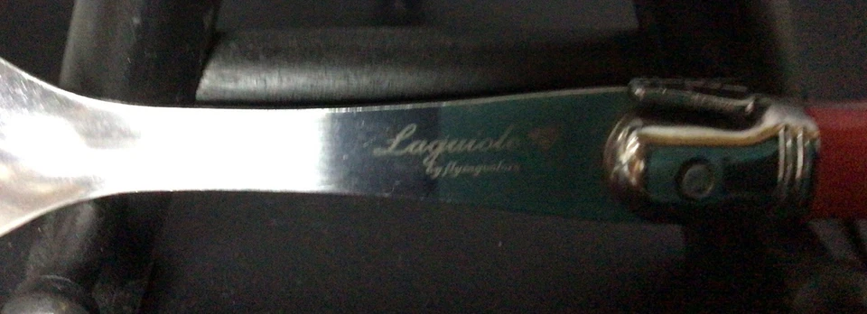 Piezas para servir ensalada roja Laguiole hechas en Francia Foto 3 de 4