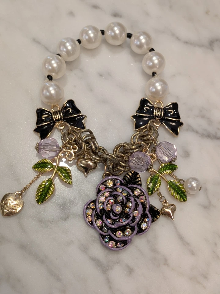 Pulsera elástica Betsey Johnson Dollhouse imitación perla, corazón rosa, hojas, lazos Foto 3 de 4