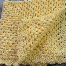 BEAUTIFUL NEW HANDMADE CROCHET BABY BLANKET/AFGHAN YELLOW SCALLOPED BORDER
