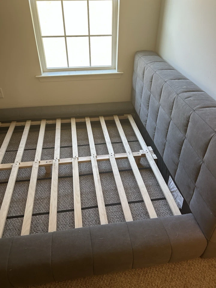 Marco de cama y cabecero acolchado gris queen - Pottery Barn Foto 2 de 4