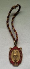KEMPTON PARK HORSE RACING GENTS MEMBERS 921 GILDED ENAMEL SWING CORD BADGE 1899