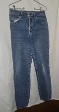 Size. 8 Lee Riders Women's blue denim jeans. Has leather tag. A3 