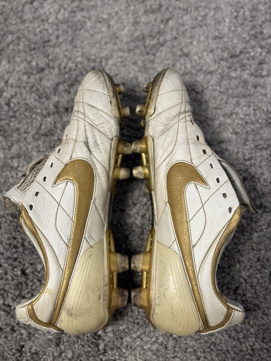 Nike Ronaldinho 10 ホワイト/ゴールド White / Gold Nike Legend R10 Ronaldinho 2018 Boots Released